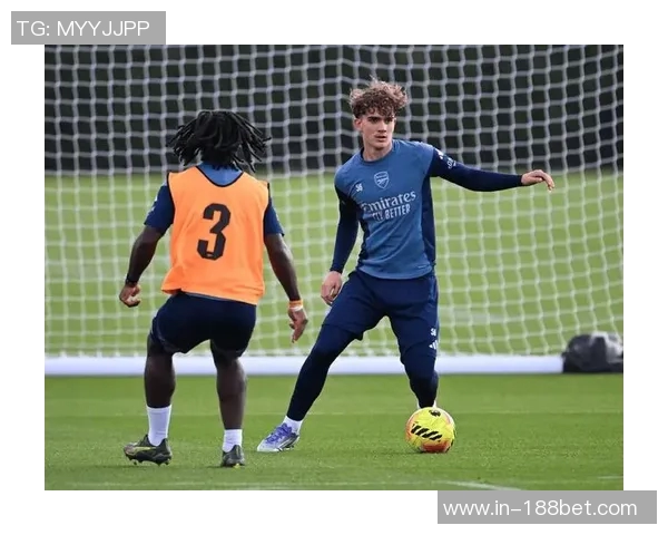 黑猫桑德兰球迷在老特拉福德成功捕鼠引发热议 黑猫桑德兰球迷在老特拉福德成功捕鼠引发热议